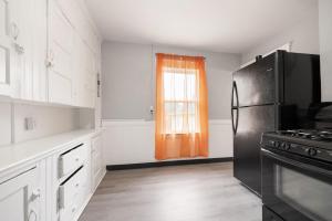 Kuhinja oz. manjša kuhinja v nastanitvi Modern 2BR Mins to Univ, Zoo, Destiny, Downtown