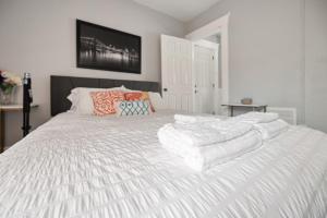 Postelja oz. postelje v sobi nastanitve Modern 2BR Mins to Univ, Zoo, Destiny, Downtown