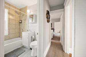 Kopalnica v nastanitvi Modern 2BR Mins to Univ, Zoo, Destiny, Downtown