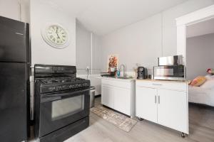Kuhinja oz. manjša kuhinja v nastanitvi Modern 2BR Mins to Univ, Zoo, Destiny, Downtown