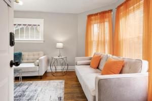 Posezení v ubytování Modern 2BR Mins to Univ, Zoo, Destiny, Downtown