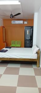 Postel nebo postele na pokoji v ubytování Danshika Temple Residency