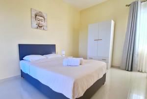 a bedroom with a large bed with towels on it at Villa Ledgewood - Pereybere - Moderne, Calme & Piscine privée in Grand Baie
