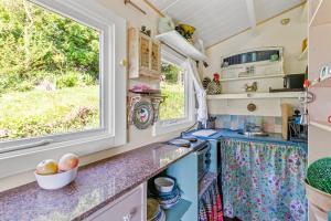 Kuchyň nebo kuchyňský kout v ubytování Beautiful Tiny House + 26 fotografií
