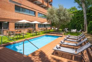The swimming pool at or close to Hotel Madrid Alameda Aeropuerto, Affiliated by Meliá
