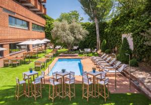 The swimming pool at or close to Hotel Madrid Alameda Aeropuerto, Affiliated by Meliá