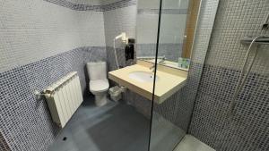 Bilik mandi di Hotel Bruc