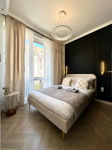 Un dormitorio con una cama grande y una ventana grande. en Świdnicka Apartment - 200m Main Square - Self Check-In 20h, en Wroclaw