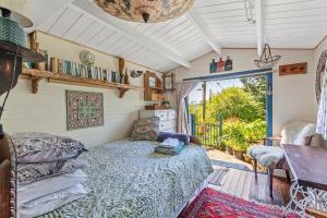 una camera con un letto, un tavolo e una finestra di Beautiful Tiny House a Clonakilty