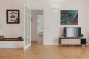 a living room with a tv on top of a table at Villa Levante, relax esclusivo in riva al mare vicino Cefalù in Lascari +31 photos
