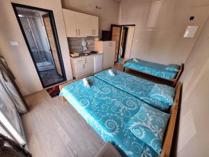 an aerial view of a small bedroom with two beds at Goka apartments in Gevgelija