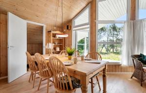 Χώρος καθιστικού στο Stunning Home In Strandby With Wifi