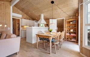 Η κουζίνα ή μικρή κουζίνα στο Stunning Home In Strandby With Wifi