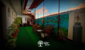 Una habitación con plantas y un mural en la pared. en Secret Garden, en Cusco