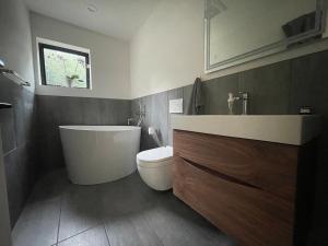 Ένα μπάνιο στο Modern Retreat with Sauna between Stowe and Waterbury +30 φωτογραφίες
