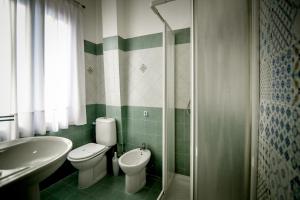 Ένα μπάνιο στο Sikania Rooms +1 φωτογραφίες