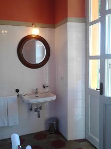 La salle de bains est pourvue d'un lavabo et d'un miroir. dans l'établissement La Séca - Antico Albergo Alzese, à Pella
