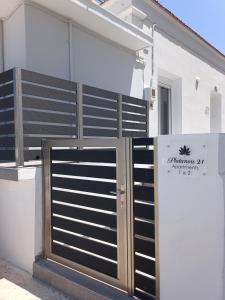 een hek met een hek voor een huis bij Platanou 21 Apartments in Kremasti