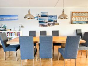 comedor con mesa de madera y sillas azules en Big And Modern Apartment At Beitostølen, en Beitostølen