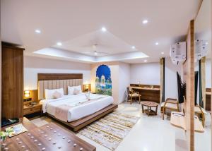 Postel nebo postele na pokoji v ubytování Hotel Classique, Rajkot