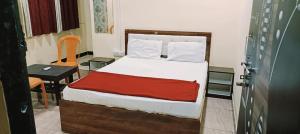 ein Schlafzimmer mit einem Bett und einem Tisch mit einem Stuhl in der Unterkunft sai villa lodging and boarding in Virār + 16 Fotos