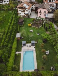 eine Luftansicht auf einen Garten mit einem Pool in der Unterkunft Der Unterwirt Guesthouse and Restaurant in Klausen