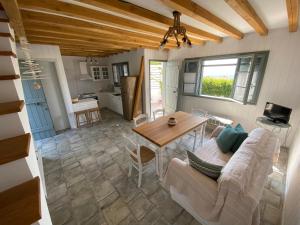 un salon avec un canapé et une table dans l'établissement Ληγάτο Cottage House, à Áyios Pétros