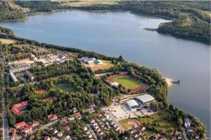 an aerial view of a lake and a building at Apartament Echo Park in Olecko