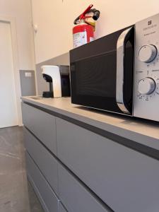 a microwave sitting on top of a counter at Reale Mountain View in Mascalucia