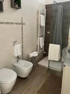 a bathroom with a toilet and a sink and a shower at Copernico casa vacanze, nel centro di Lecce in Lecce