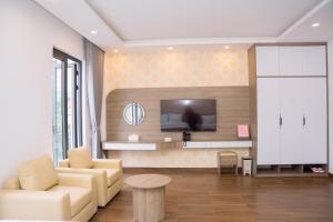 TV a/nebo společenská místnost v ubytování Hải Anh Hotel & Apartment - KDL Đồi Rồng