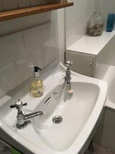Ένα μπάνιο στο Large flat with garden view near Bath centre +22 φωτογραφίες