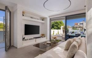 TV a/nebo společenská místnost v ubytování Gorgeous Home In Petrcane With Sauna