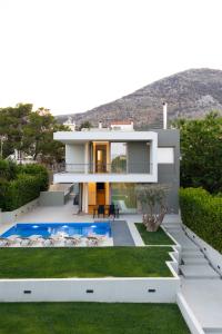 Bazén v ubytování "Villa Olivea" - Modern villa with pool and large garden nebo v jeho okolí