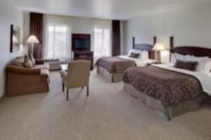 Postel nebo postele na pokoji v ubytování Staybridge Suites Rockford by IHG