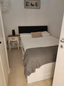 Postel nebo postele na pokoji v ubytování Wunderschönes Apartment direkt am See, Bissone bei Lugano/Tessin + 9 fotografií