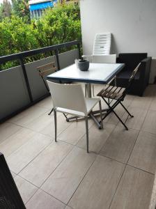 Balkón nebo terasa v ubytování Wunderschönes Apartment direkt am See, Bissone bei Lugano/Tessin