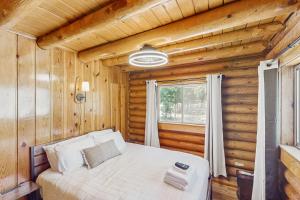 a bedroom with a bed in a wooden cabin at Cowboy Cabin in Pinetop-Lakeside