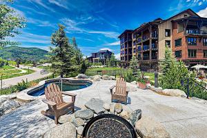 Un patio con dos sillas y una piscina. en First Tracks 4102, en Steamboat Springs