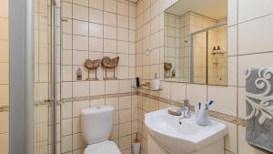 Ένα μπάνιο στο African Sky Beachside Escape in Big Bay , 3 Bedroom Ground Floor Apartment +9 φωτογραφίες