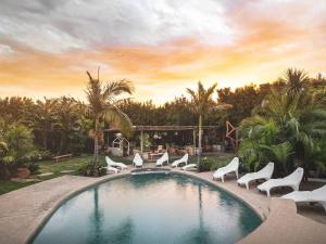 Swimmingpoolen hos eller tæt på Hunters Cottage