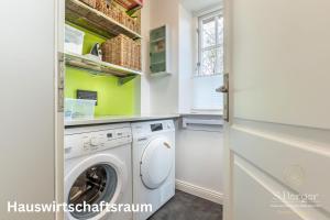 - une buanderie avec un lave-linge et un sèche-linge dans l'établissement Wattkieker, à Utersum