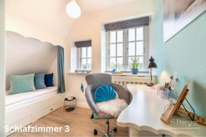 Cette chambre comprend un bureau, une chaise et un lit. dans l'établissement Wattkieker, à Utersum