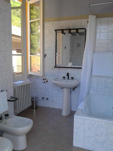 łazienka z umywalką, wanną i toaletą w obiekcie La Séca - Antico Albergo Alzese w mieście Pella