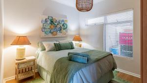 Ένα ή περισσότερα κρεβάτια σε δωμάτιο στο African Sky Beachside Escape in Big Bay , 3 Bedroom Ground Floor Apartment