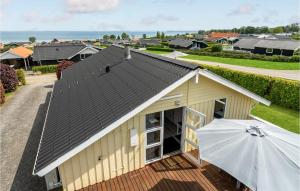 eine Aussicht auf ein Haus mit einem Regenschirm in der Unterkunft Awesome Home In Sjølund With Sauna in Sønder Bjert + 14 Fotos