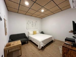 Una cama o camas en una habitación de HELLO Make Yourself at Home