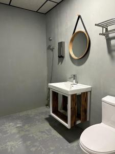 Un baño de HELLO Make Yourself at Home