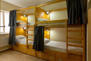 ラーヒフにあるDream Hostel Carpathians Rakhivの二段ベッド2組が備わる二段ベッド付きの客室です。