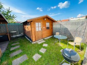 Сад в Chatky Daniel-Mikulov, a private campsite just for you